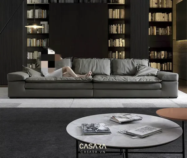 Phòng khách hiện đại với bộ sofa lớn và kệ sách.