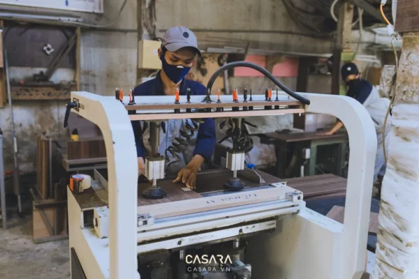 Xưởng sản xuất nội thất Casara với máy CNC và thợ vận hành