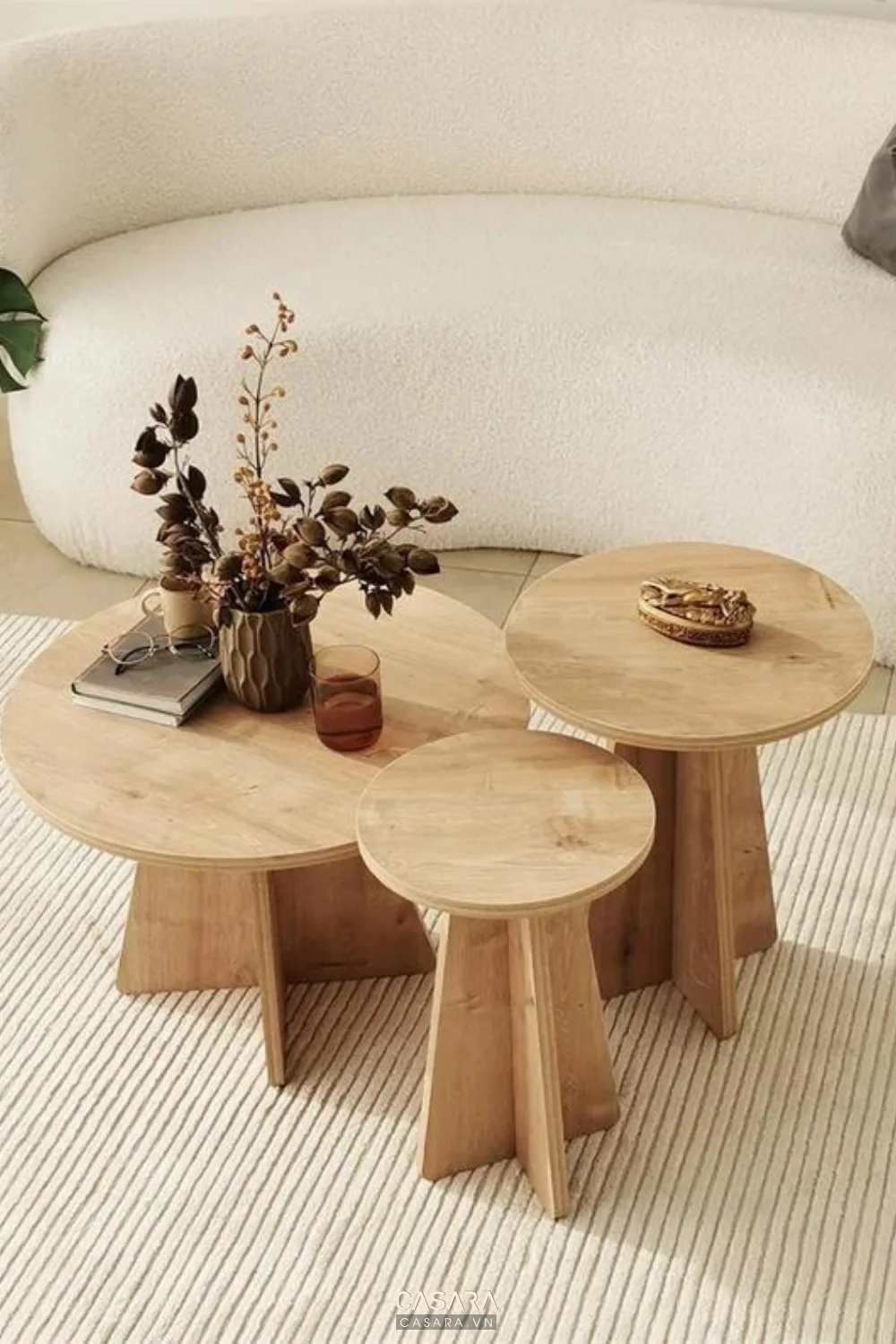 Bàn trà cà phê phòng khách gấp gọn trên thảm cạnh sofa vải