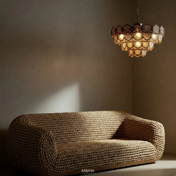 Phòng khách phong cách boutique với sofa uốn cong, vải dệt và đèn nghệ thuật