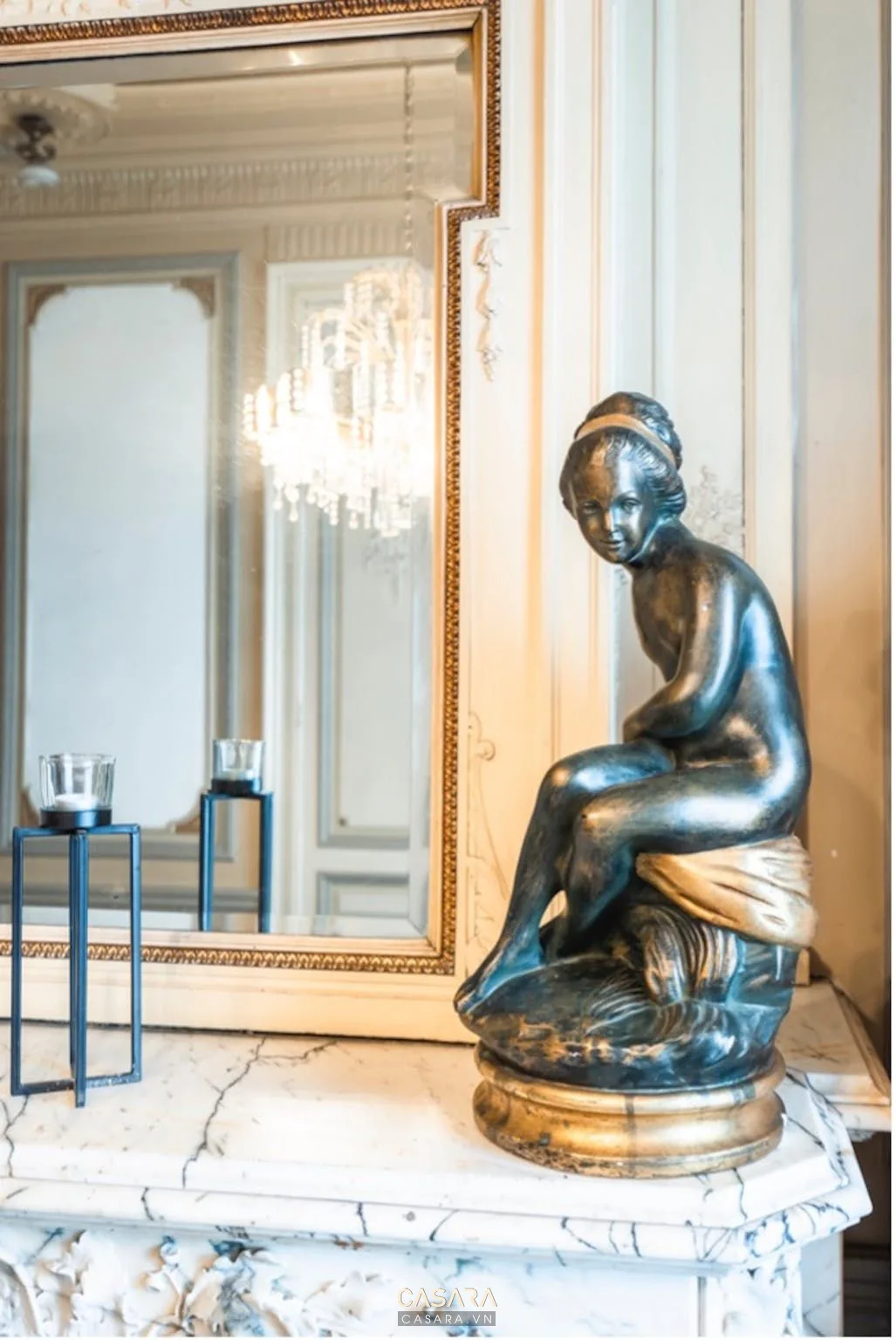 Chi tiết tường decor với tác phẩm điêu khắc trong không gian nội thất sang trọng