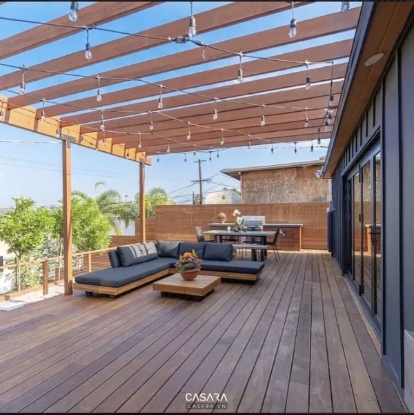 Ảnh ban công sân thượng phong cách 60m2 sang trọng với sàn ngoài trời, cây xanh, ghế nghỉ và tầm nhìn mở trong thư viện Casara.