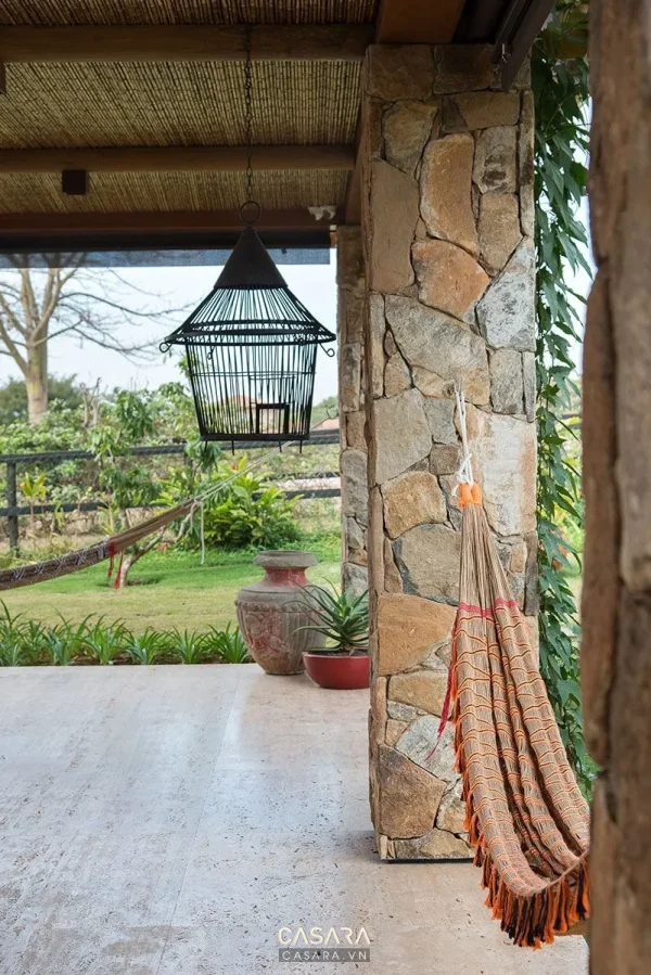 Ảnh ban công sân thượng phong cách sang trọng đá marble với sàn ngoài trời, cây xanh, ghế nghỉ và tầm nhìn mở trong thư viện Casara.