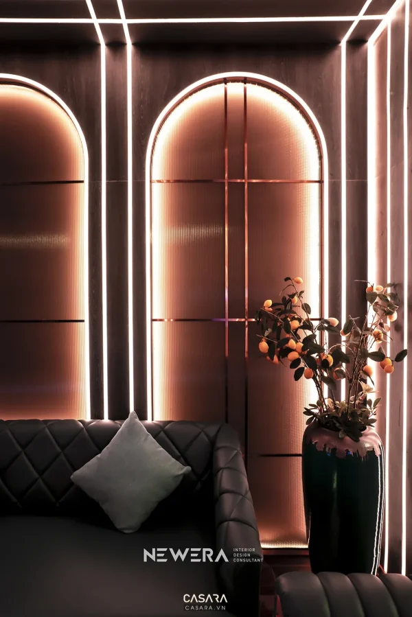 Góc sofa karaoke với vách vòm và đường led màu cam cho chủ đề nội thất karaoke Vách vòm led giúp tạo điểm nhấn nhưng vẫn phải tính cách âm phía sau. nội thất karaoke karaoke phòng hát sofa ánh sáng âm thanh cách âm thiết kế thi công Casara https://casara.vn/