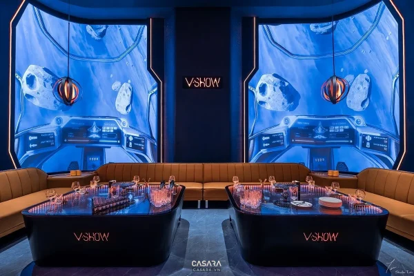 Ảnh karaoke phong cách 30m2 luxury với ánh sáng led, sofa dài, màn hình lớn và trần trang trí trong thư viện Casara.