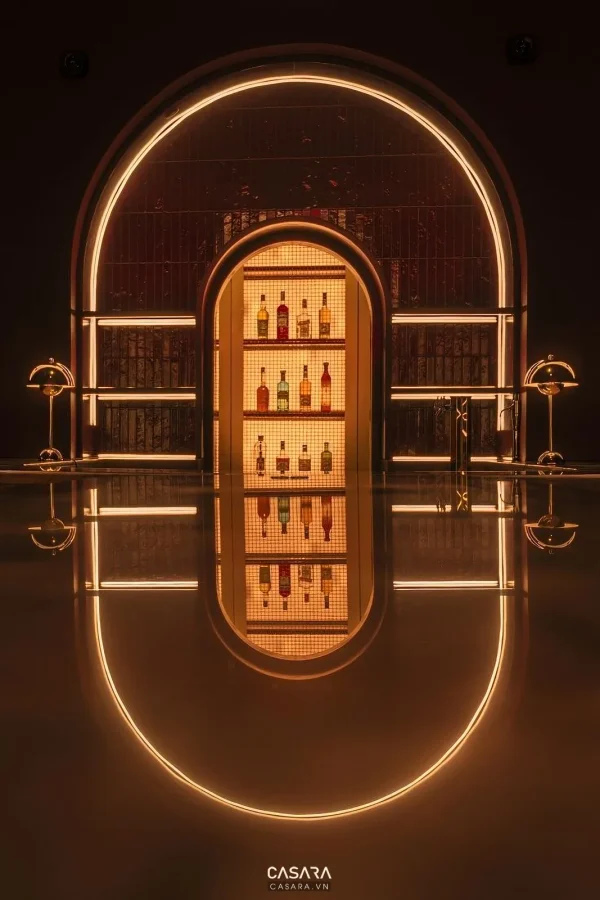 Ảnh karaoke phong cách hiện đại Nha Trang với ánh sáng led, sofa dài, màn hình lớn và trần trang trí trong thư viện Casara.