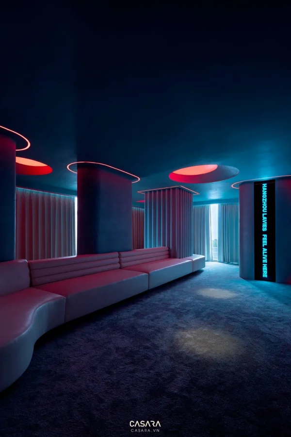 Ảnh karaoke phong cách tân cổ điển với ánh sáng led, sofa dài, màn hình lớn và trần trang trí trong thư viện Casara.