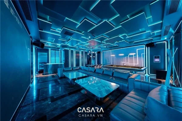 Ảnh karaoke phong cách tối giản Đà Nẵng với ánh sáng led, sofa dài, màn hình lớn và trần trang trí trong thư viện Casara.