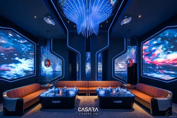 Ảnh karaoke phong cách tối giản Hà Nội với ánh sáng led, sofa dài, màn hình lớn và trần trang trí trong thư viện Casara.