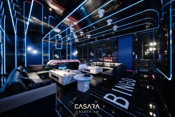 Phòng karaoke VIP ánh sáng xanh với sofa da và bàn trung tâm cho chủ đề nội thất karaoke Sofa da và ánh sáng xanh minh họa phòng hát cần đủ chỗ ngồi và kiểm soát đèn. nội thất karaoke karaoke phòng hát sofa ánh sáng âm thanh cách âm thiết kế thi công Casara https://casara.vn/