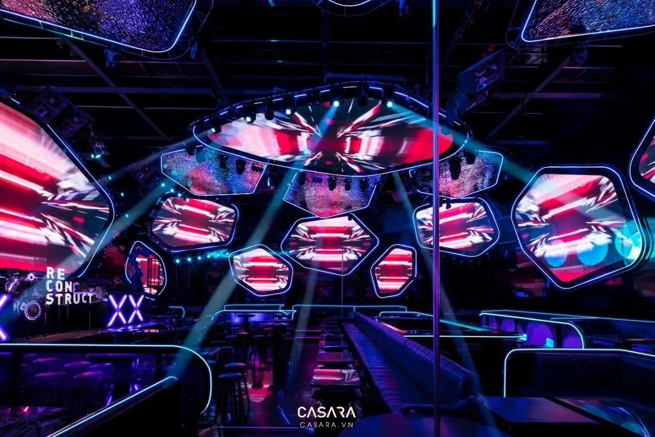 Trần phòng karaoke có gương phản chiếu, đèn neon và hiệu ứng ánh sáng