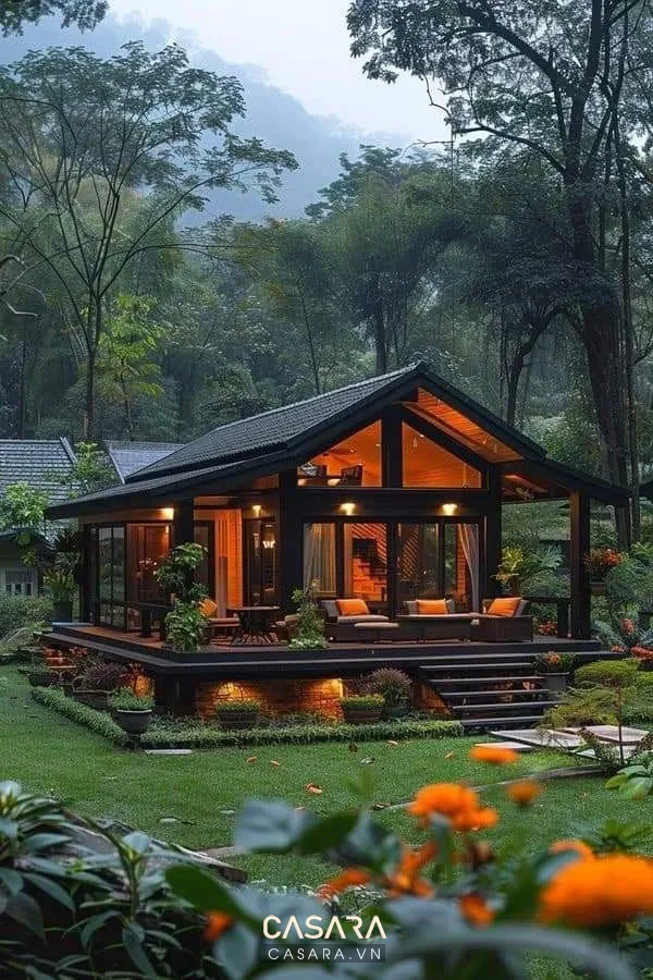 Nhà nghỉ dưỡng gỗ giữa cảnh quan xanh với khoảng sân vườn thoáng