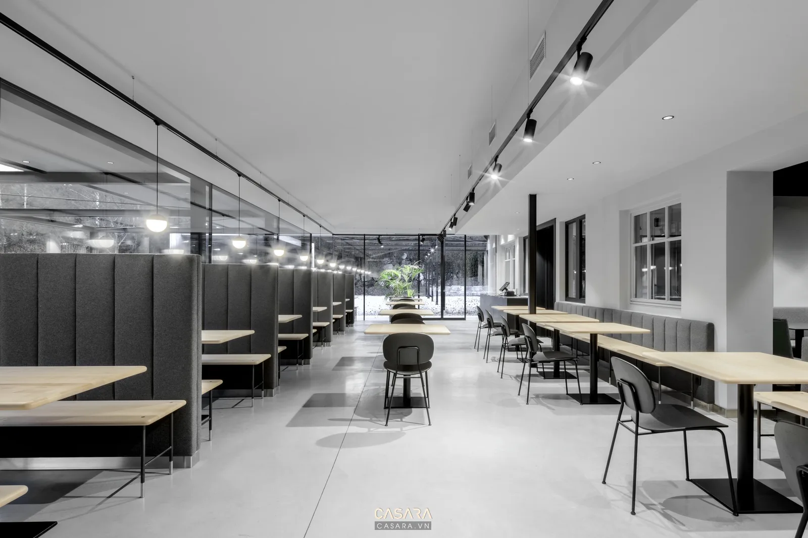 Mẫu thiết kế nhà hàng cao cấp hiện đại với quầy bar ghế bar vật liệu gỗ đá và kim loại