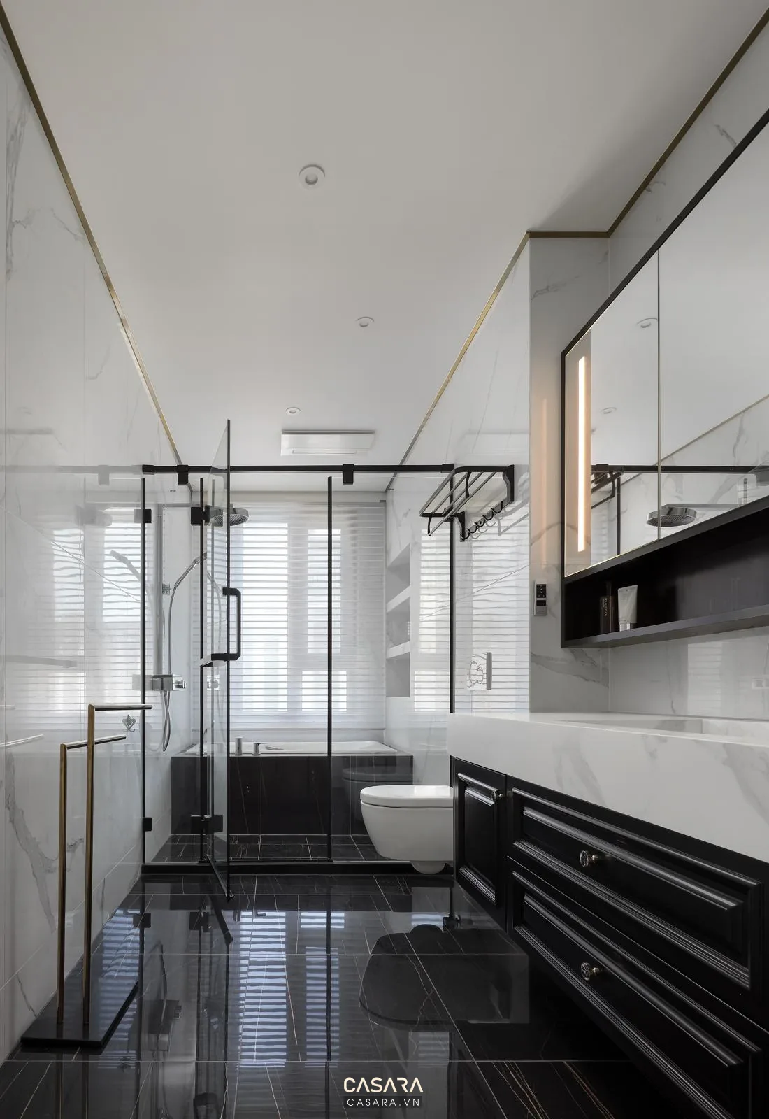 Phòng tắm trắng đen với cabin kính và tủ lavabo dài