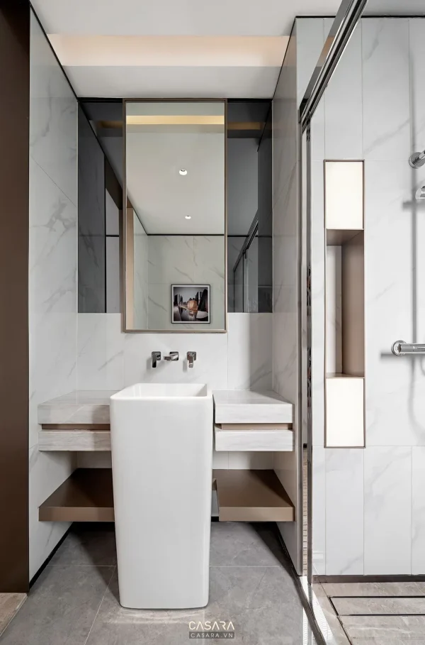 Ảnh nhà tắm phong cách Bắc Âu melamine ánh sáng mở với lavabo, gương, cabin kính, bồn tắm hoặc mảng đá ốp trong thư viện Casara.