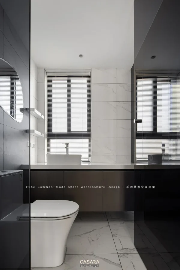 Ảnh nhà tắm phong cách luxury gỗ tự nhiên với lavabo, gương, cabin kính, bồn tắm hoặc mảng đá ốp trong thư viện Casara.