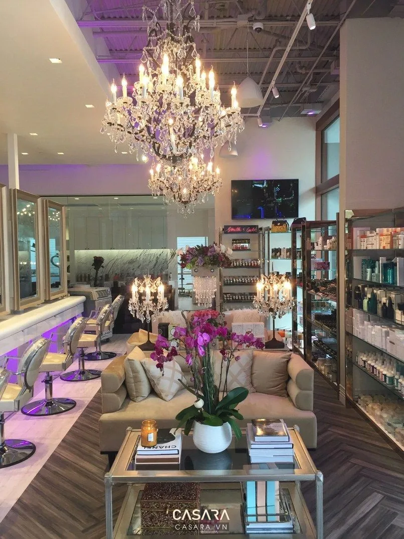Phòng spa nhỏ có giường trị liệu, ánh sáng ấm và bề mặt gọn dễ vệ sinh sau mỗi ca dịch vụ.