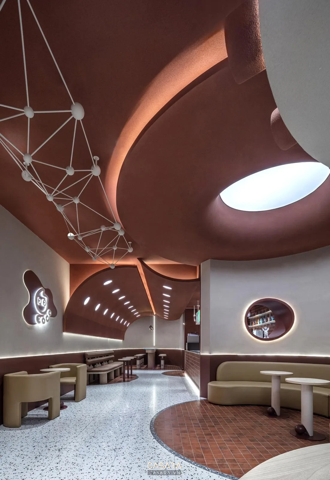 nội thất cafe ánh sáng ấm với logo quán coffee và vách gỗ