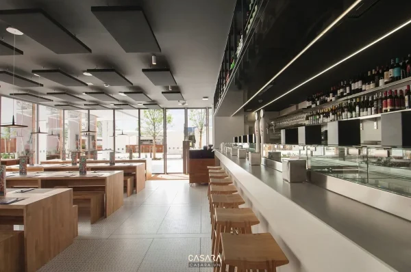 Quầy bar nhà hàng dài với ghế cao phù hợp quán cafe