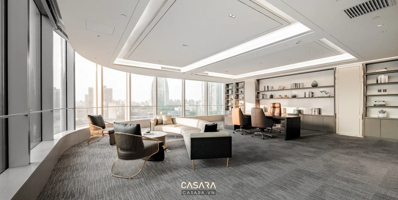 Phòng tiếp khách rộng có sofa, ghế đơn, bàn trà, tủ trưng bày và cửa kính lớn