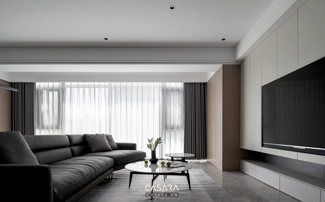 Phòng khách hiện đại với sofa da và vách tivi dài