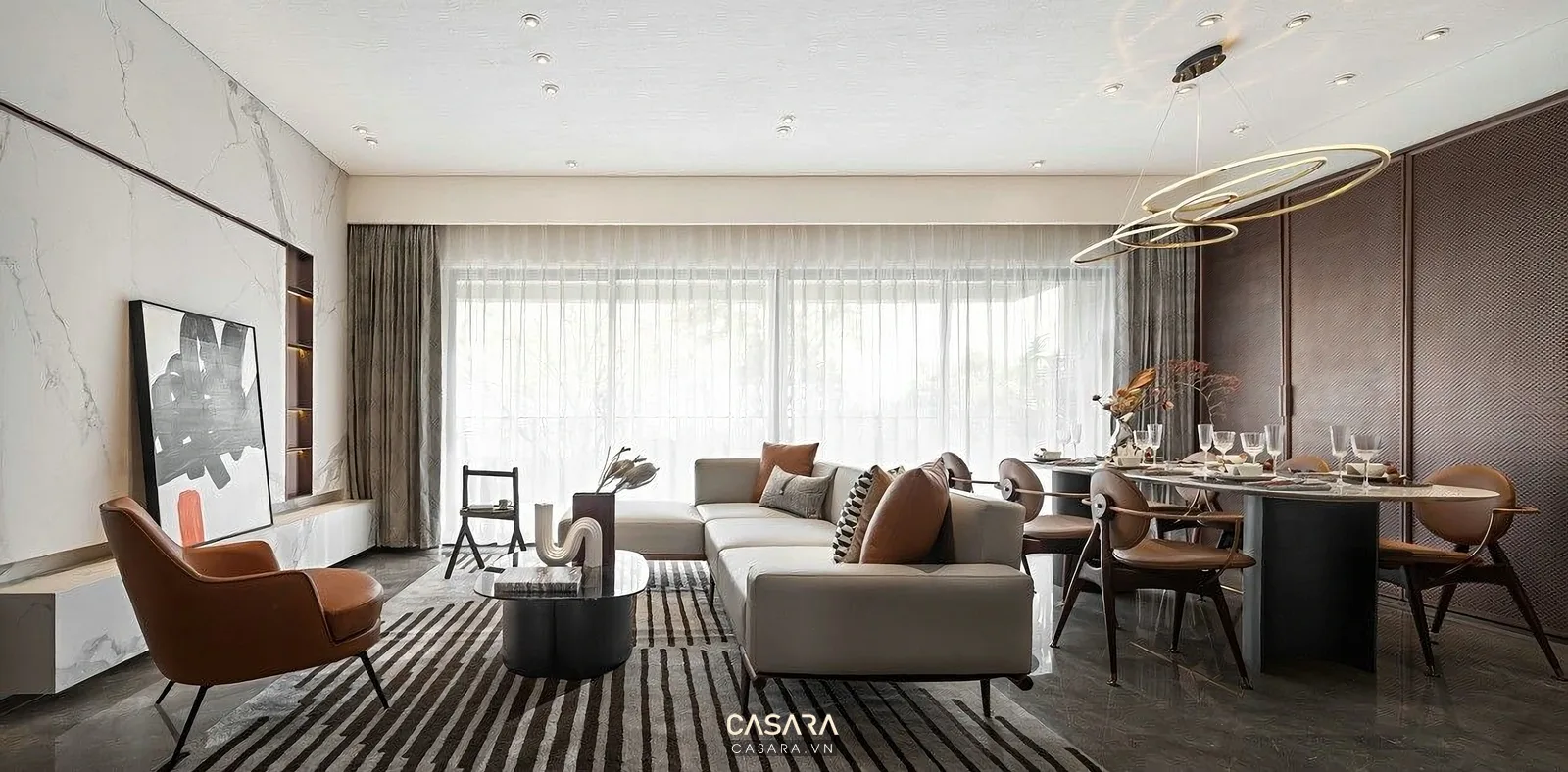 bàn trà phòng khách cao cấp trong nhà phố với sofa da nâu, mặt đá xám, chân kim loại, thảm trung tính và vách tivi gỗ