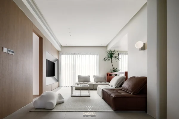 Ảnh phòng khách phong cách tối giản vàng kem với sofa, bàn trà, vách tivi, tủ kệ và ánh sáng tự nhiên trong thư viện Casara.