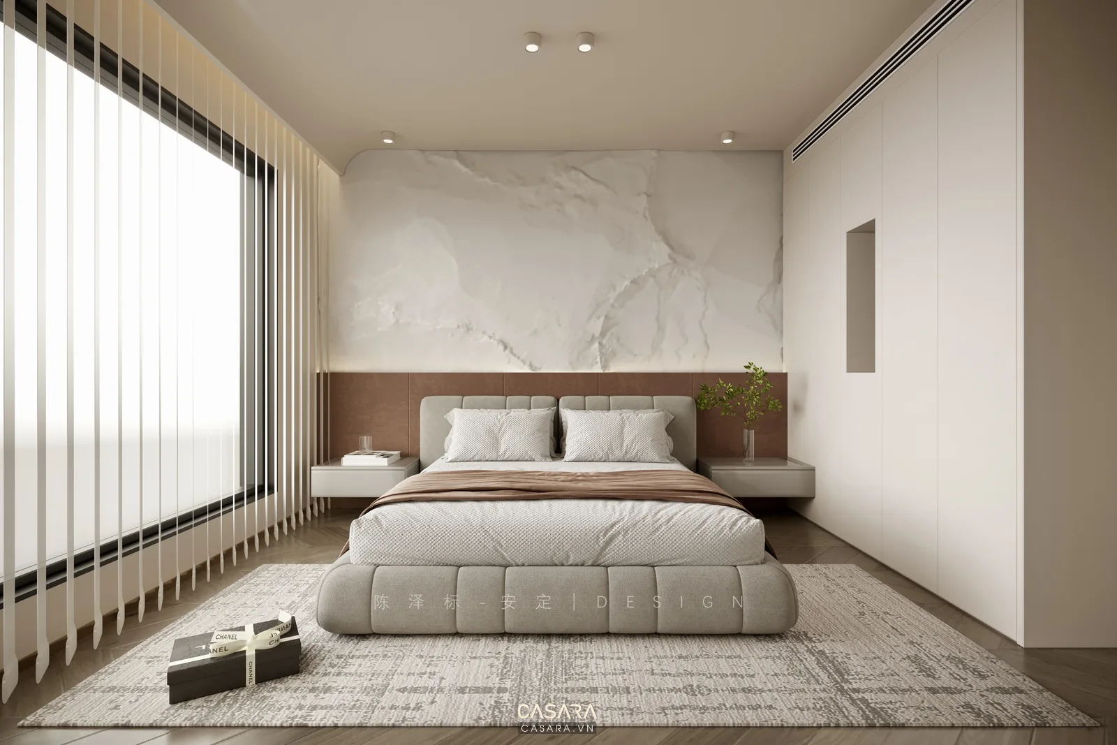 Phòng ngủ tối giản có giường lớn, vách đầu giường đá trắng và cửa kính lấy sáng