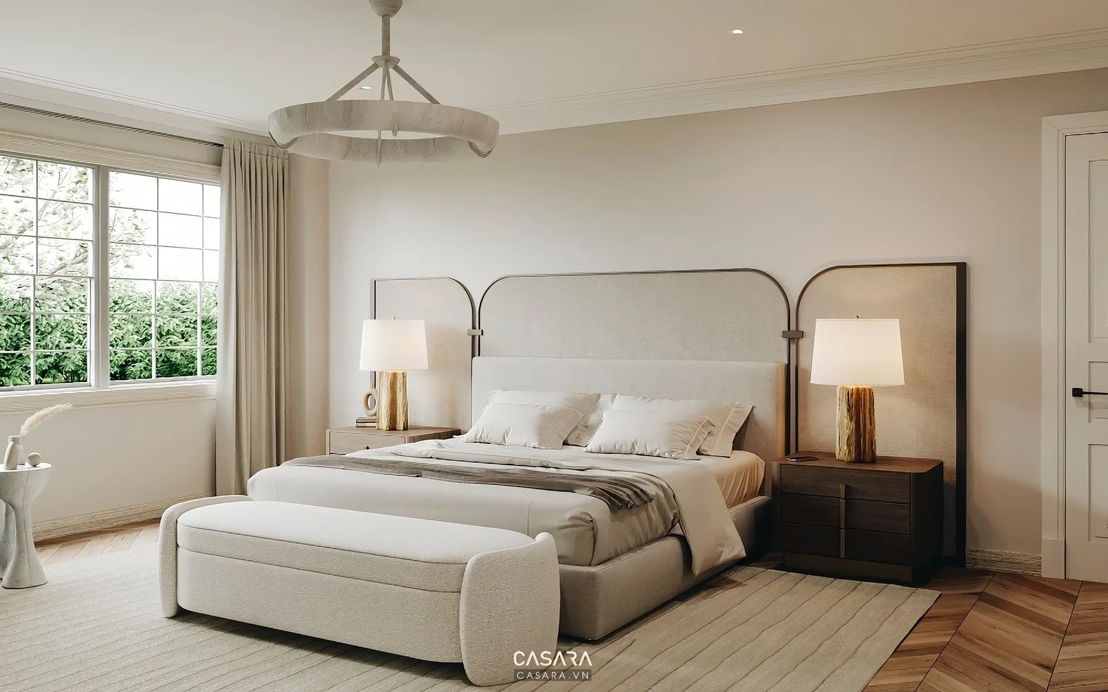 Phòng ngủ sáng với cửa sổ lớn, giường bọc nệm và tab đầu giường cân đối.
