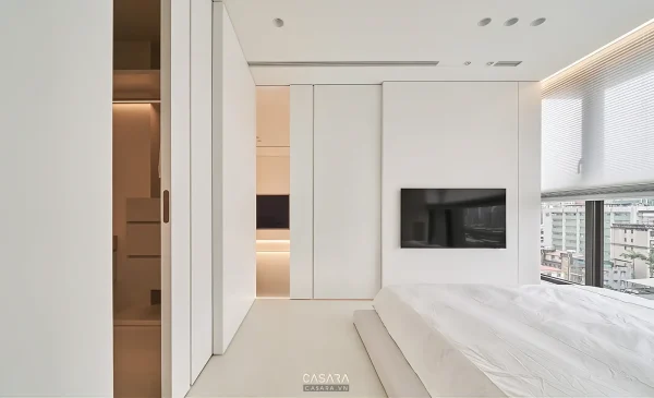 Ảnh phòng ngủ phong cách melamine nâu ấm với giường lớn, vách đầu giường, rèm cửa và tủ áo trong thư viện Casara.