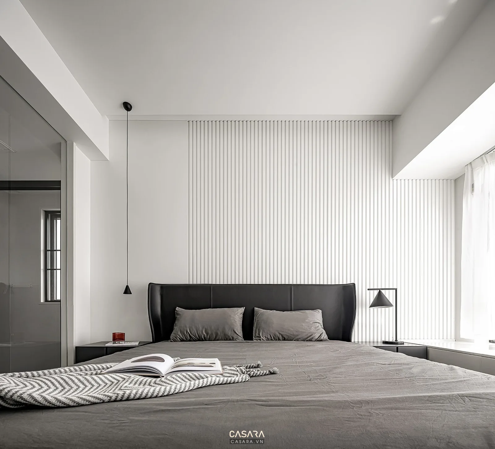 Ảnh phòng ngủ phong cách tân cổ điển nhà phố với giường lớn, vách đầu giường, rèm cửa và tủ áo trong thư viện Casara.
