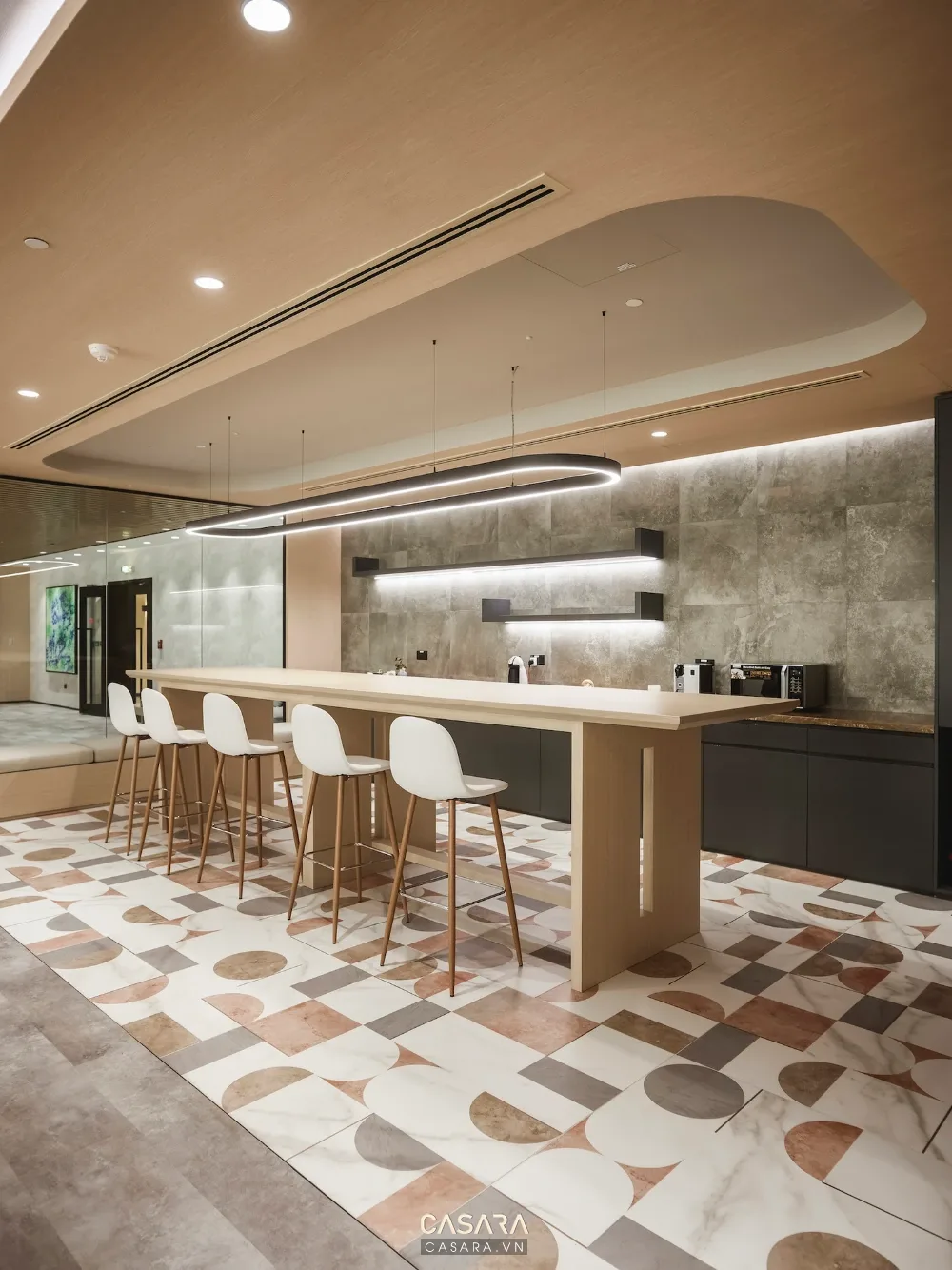 bếp và bàn ăn hiện đại do công ty thiết kế nội thất đẹp bố trí tủ bếp gỗ sáng đảo bếp đá và đèn thả