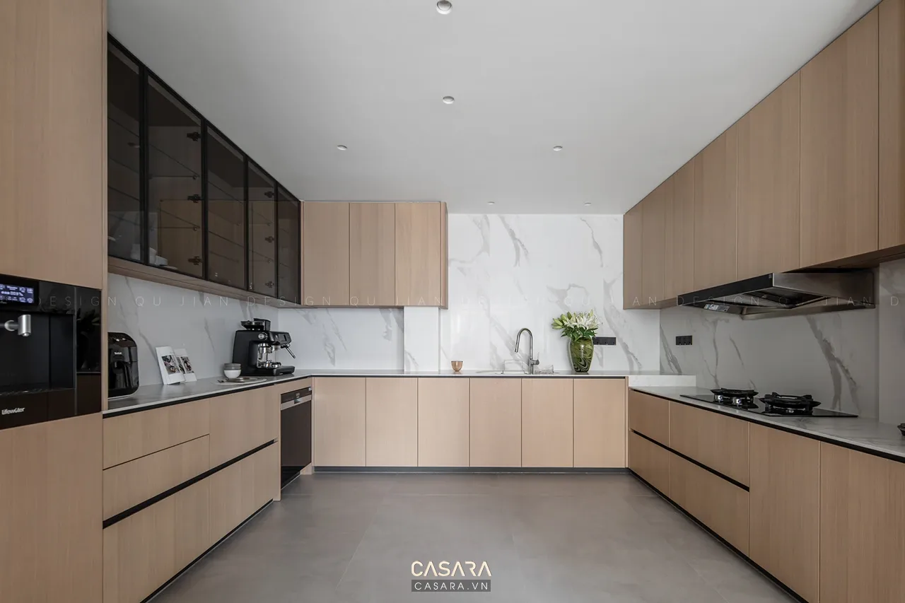 Pantry chữ L tông gỗ sáng và đá trắng