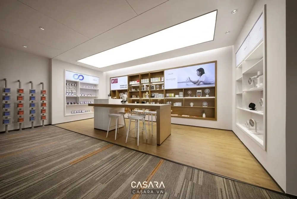 showroom thiết bị với kệ trưng bày nhiều cao độ sản phẩm nhỏ thiết bị lớn và quầy tư vấn gỗ