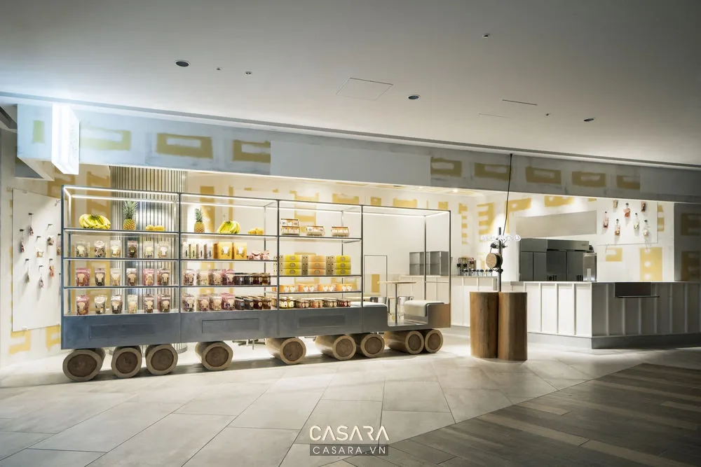 Ảnh showroom phong cách cao cấp với quầy, kệ hàng, ánh sáng thương mại và lối đi rõ trong thư viện Casara.