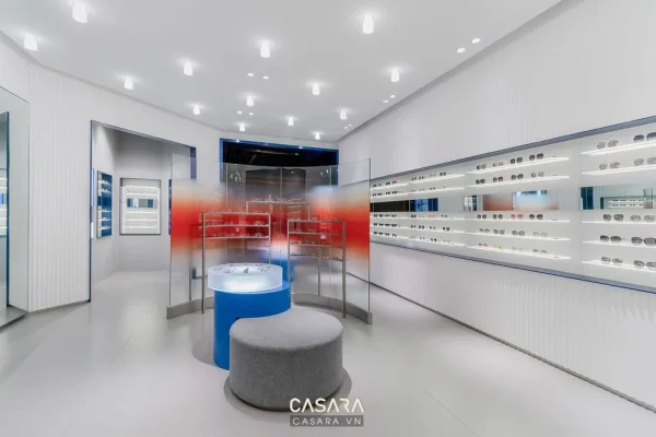 Không gian showroom sáng với quầy trưng bày, kệ tường và lối đi rõ trong thiết kế sang trọng