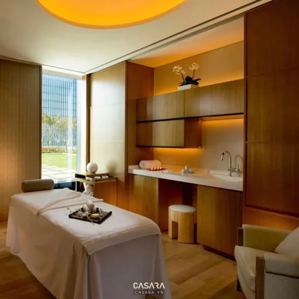 Ảnh spa thẩm mỹ phong cách cao cấp với giường trị liệu, ánh sáng dịu và tông màu thư giãn trong thư viện Casara.