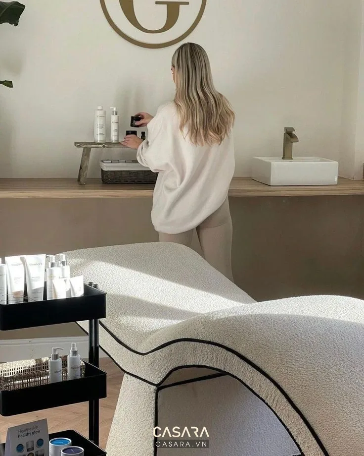 Phòng trị liệu yên tĩnh có giường, xe dụng cụ và ánh sáng dịu