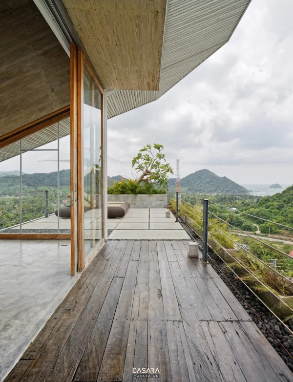Ảnh ban công nghỉ dưỡng lát gỗ nhìn ra cảnh quan núi và hồ do Casara tuyển chọn cho thư viện thiết kế nội thất.