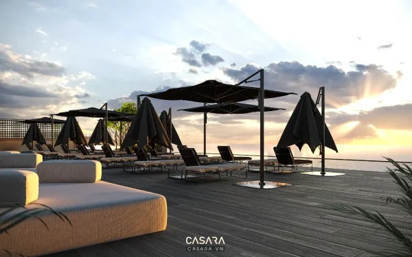 Ảnh sân thượng nghỉ dưỡng với ghế nằm và ô che nắng do Casara tuyển chọn cho thư viện thiết kế nội thất.