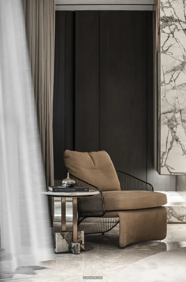 Ghế thư giãn da nâu bên rèm vải và đèn cây cho chủ đề nội thất boho Ghế da nâu và rèm vải tạo lớp chất liệu ấm cho phong cách boho. nội thất boho nội thất phòng khách bếp phòng ngủ tủ kệ công năng ánh sáng vật liệu bố trí Casara https://casara.vn/