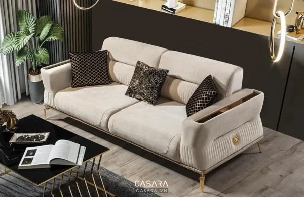 Sofa trắng viền gỗ trong phòng khách sáng và sang trọng gần cửa sổ