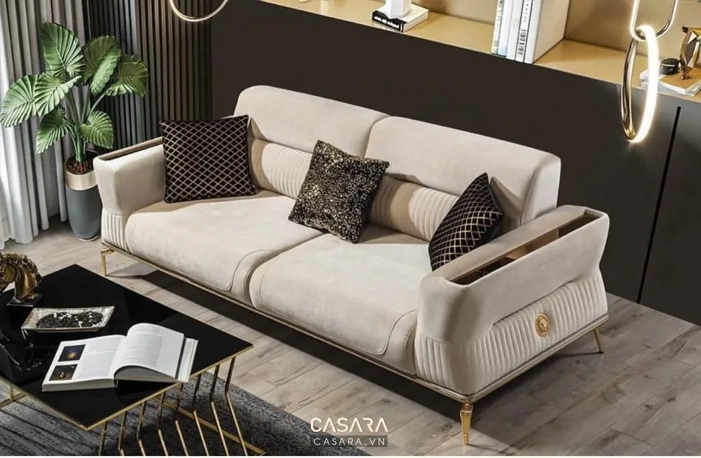 Sofa trắng viền gỗ trong phòng khách sáng và sang trọng gần cửa sổ