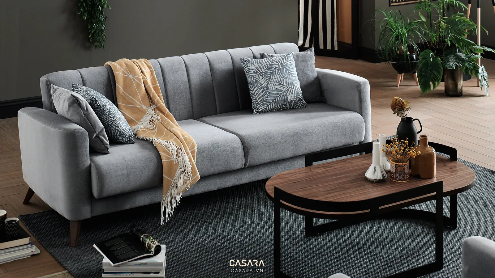 Ảnh sofa vải xám với bàn trà gỗ trong phòng khách nhỏ do Casara tuyển chọn cho thư viện thiết kế nội thất.