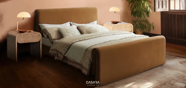 Giường master bọc da màu nâu với tab đầu giường và ánh sáng ấm