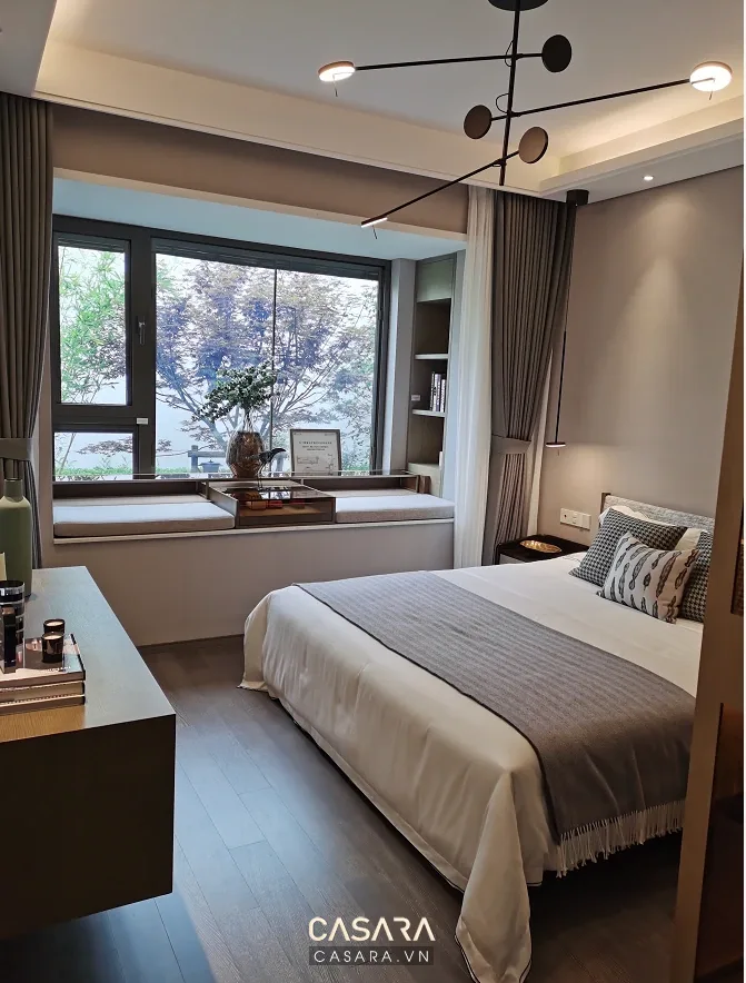Phòng ngủ chính trong căn hộ chung cư 80m2 với giường đôi và tủ quần áo kịch trần