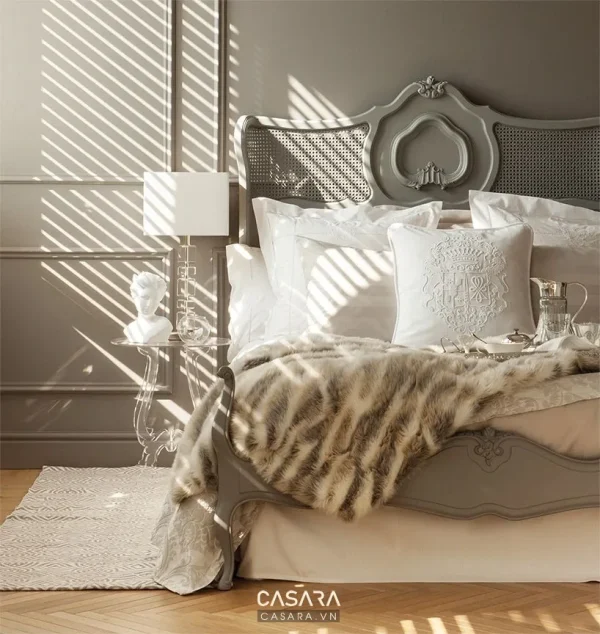 Thiết kế giường tân cổ điển xanh trầm với đầu giường chạm khắc
