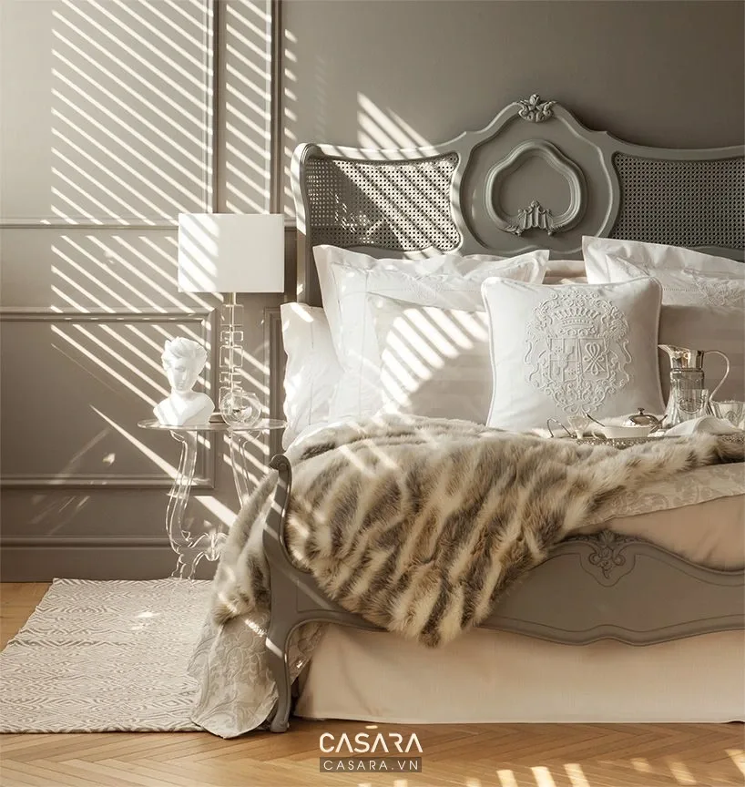 Thiết kế giường tân cổ điển xanh trầm với đầu giường chạm khắc