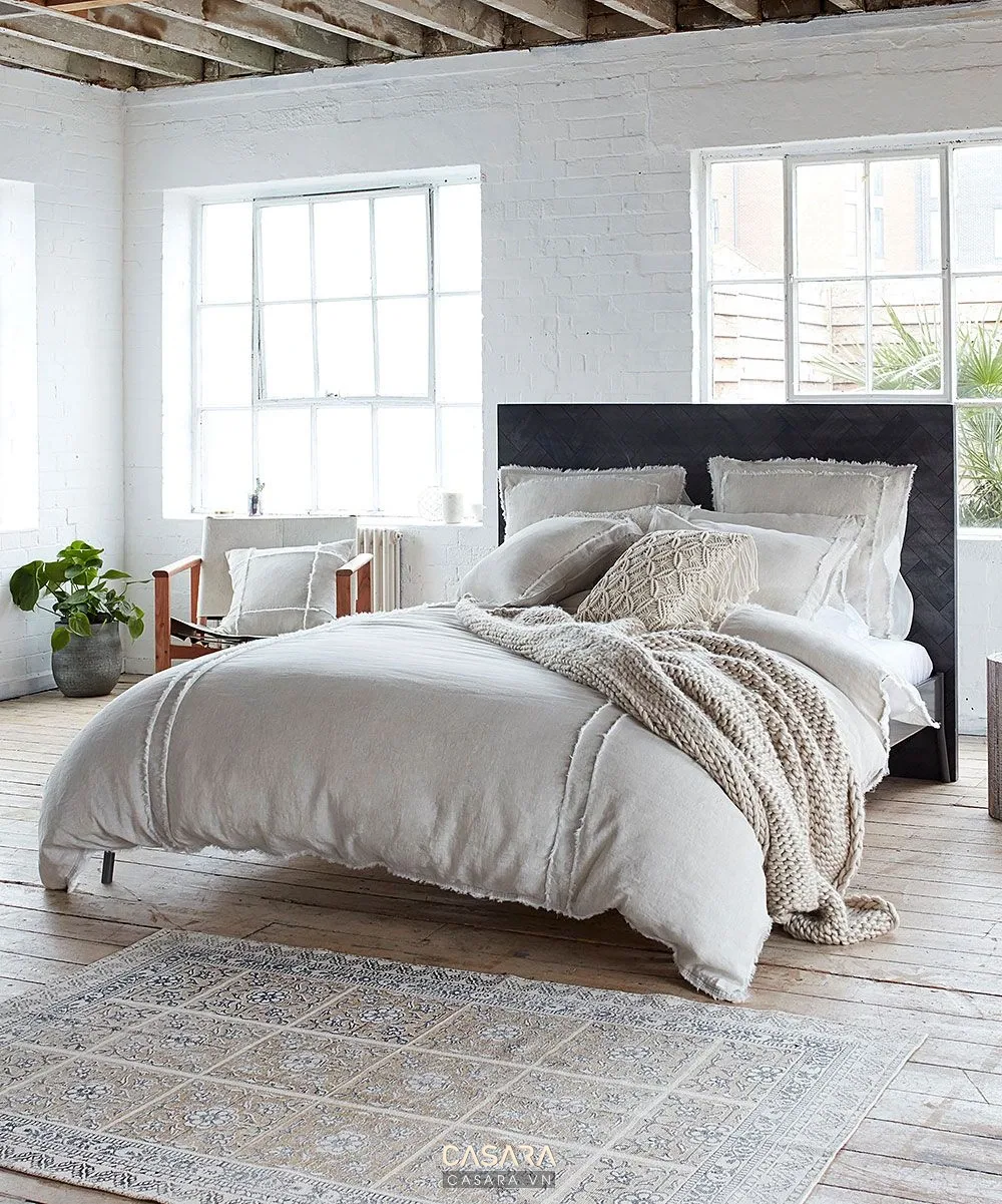 Giường vải sáng trong phòng ngủ nhiều ánh sáng tự nhiên và rèm cửa