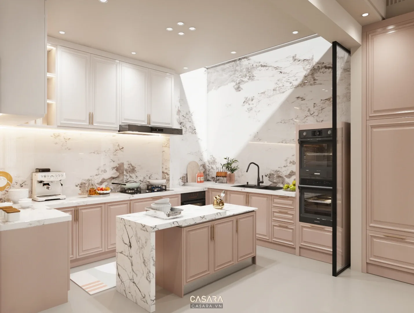 Tủ bếp Indochine trắng sáng với đảo bếp vân đá, hệ tủ cao và ánh sáng tự nhiên.